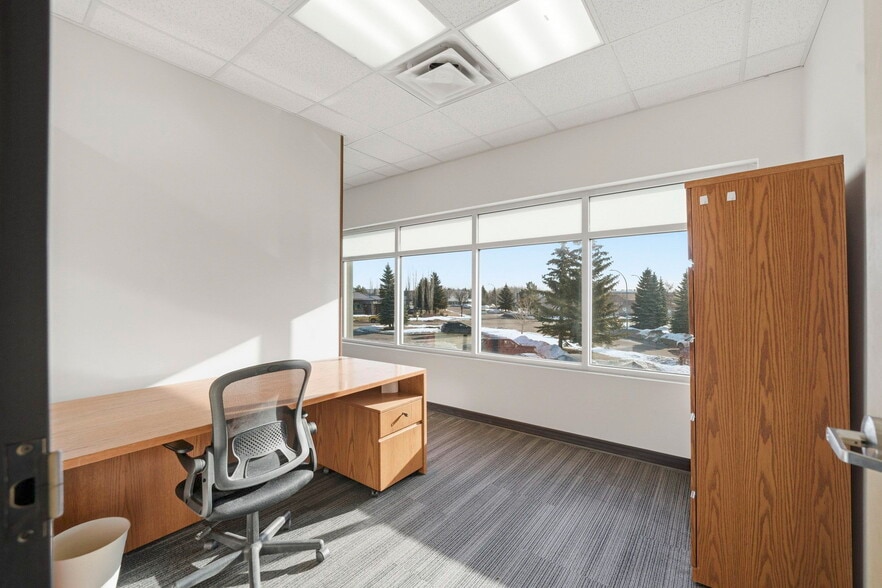 More Photos Of 15 Carlton Dr, St. Albert Flex For Sale