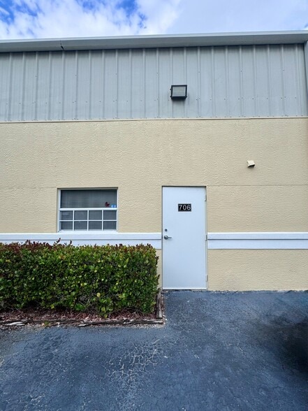 More Photos Of 4776 Radio Rd, Naples Warehouse For Sale