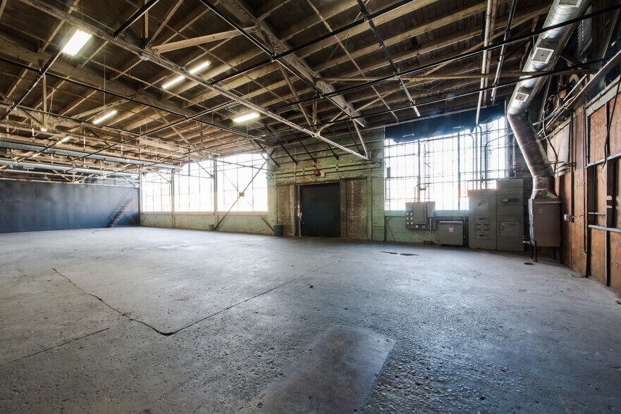 More Photos Of 6000 Avalon Blvd, Los Angeles Warehouse For Lease