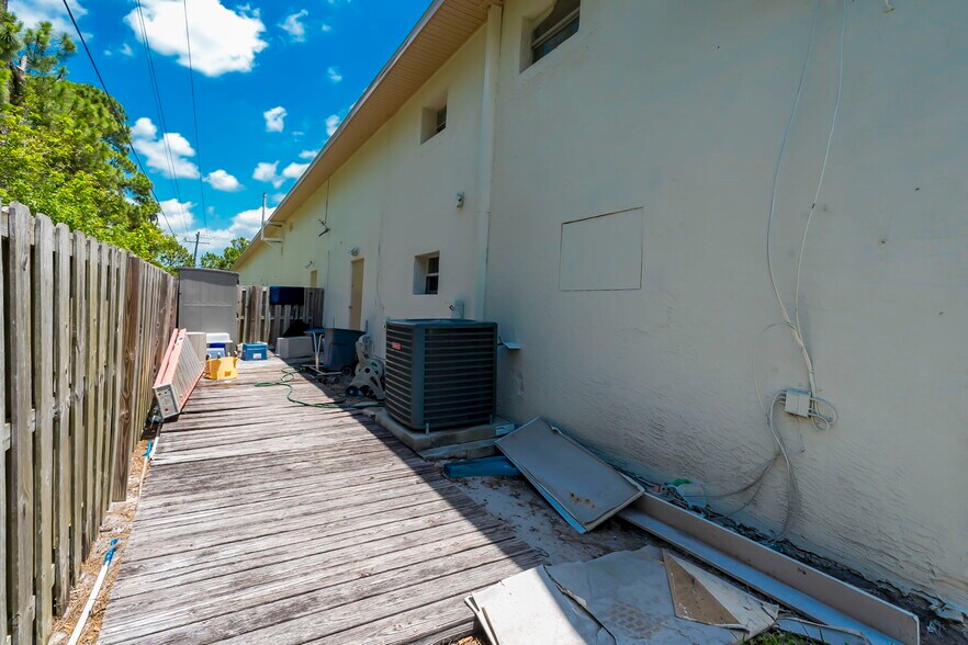 More Photos Of 1013 SE Holbrook Ct, Port Saint Lucie Warehouse For Sale