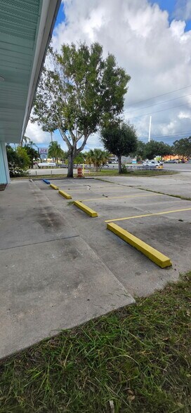 More Photos Of 975 N Courtenay Pky, Merritt Island Showroom For Lease