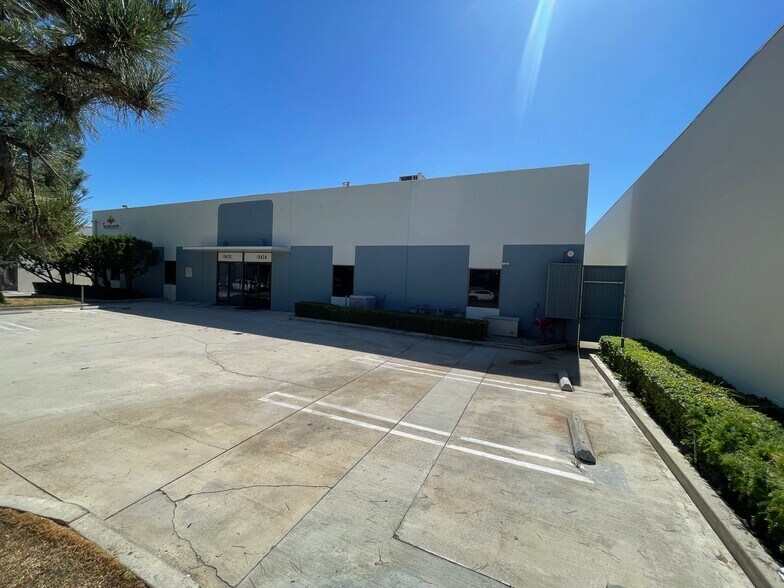 More Photos Of 19428-19434 Business Center Dr, Northridge Warehouse For Lease