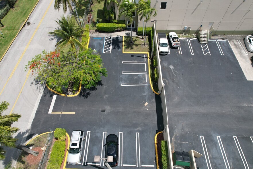 More Photos Of 7999 NW 81st Pl, Medley Warehouse For Lease