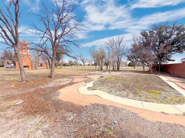 More Photos Of 1015 E Broadway St, Altus Land For Sale