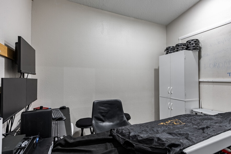 More Photos Of 2787 Aurora Rd, Melbourne Freestanding For Sale