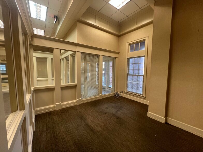 More Photos Of 6480 Milgen Rd, Midland Bank For Lease