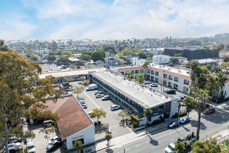 More Photos Of 126 E Haley St, Santa Barbara Showroom For Lease