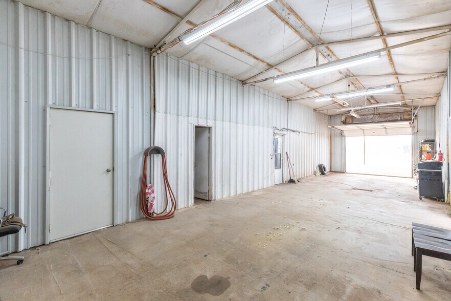 More Photos Of 711 S 3rd Ave, Munday Warehouse For Sale