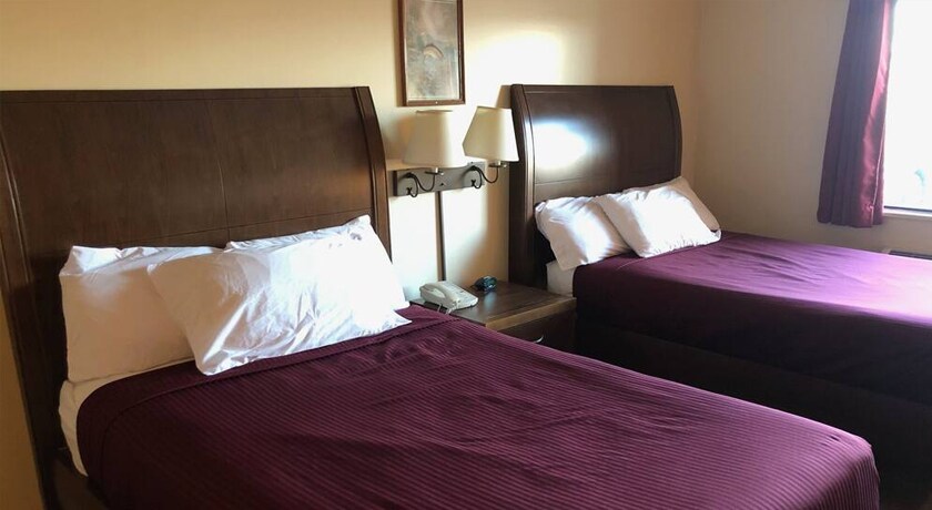 More Photos Of 711 N Center St, Shelbina Hotel For Sale