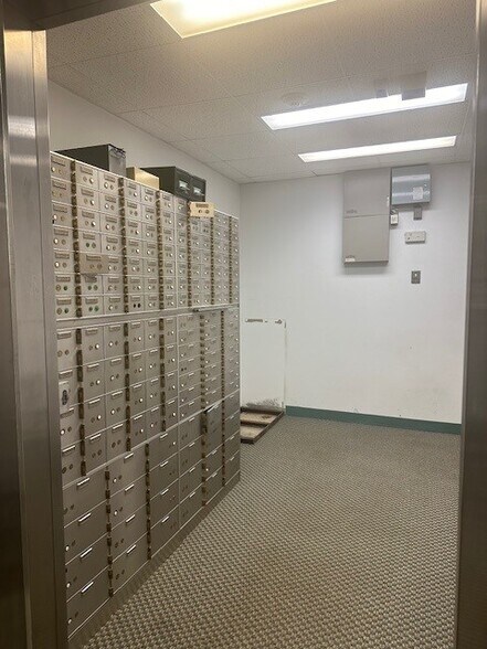 More Photos Of 501 S Stepney Rd, Aberdeen Bank For Sale