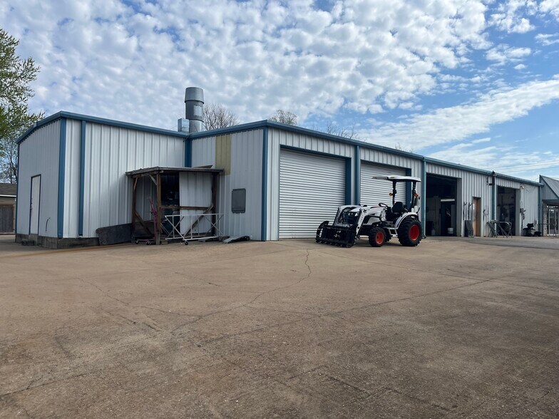 More Photos Of 3504 S Thompson St, Springdale Freestanding For Sale