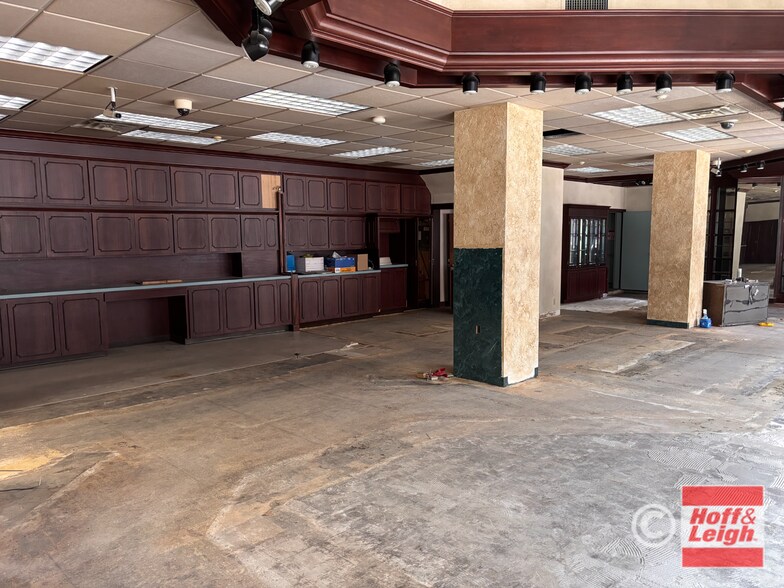More Photos Of 205 3rd St NW, Canton Storefront Retail Office For Lease