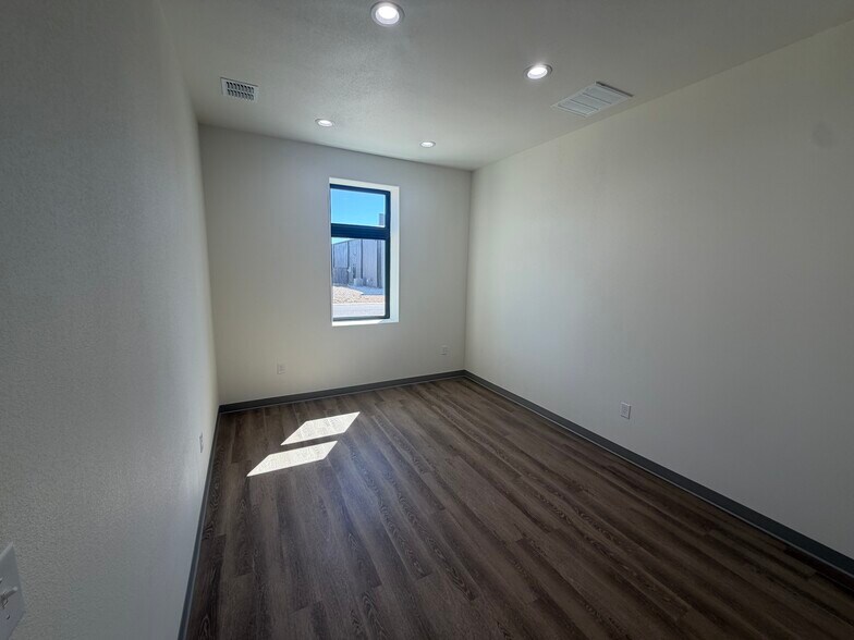 More Photos Of 3204 118th St, Lubbock Flex For Lease