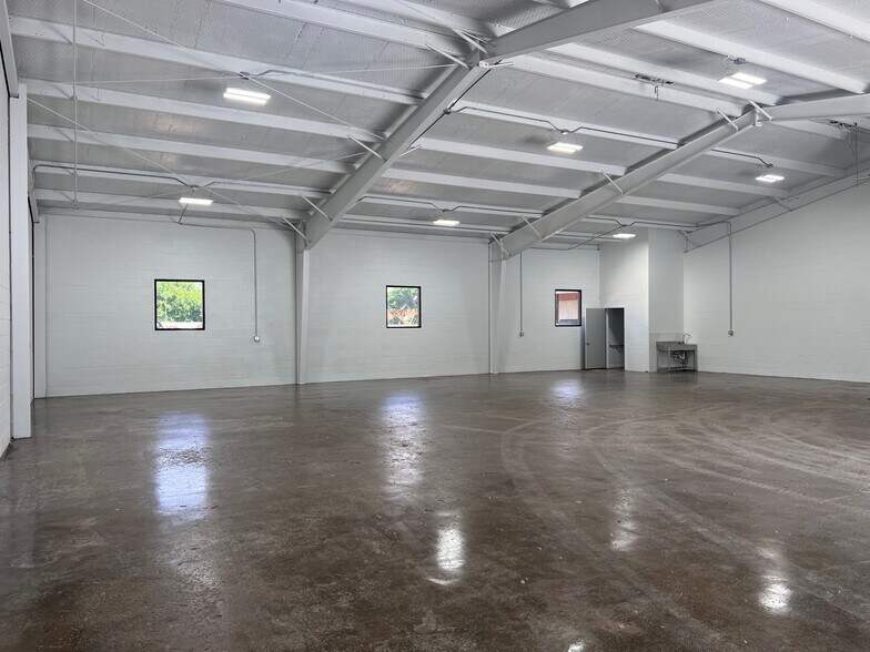 More Photos Of 1835 Empire Central Dr, Dallas Warehouse For Lease
