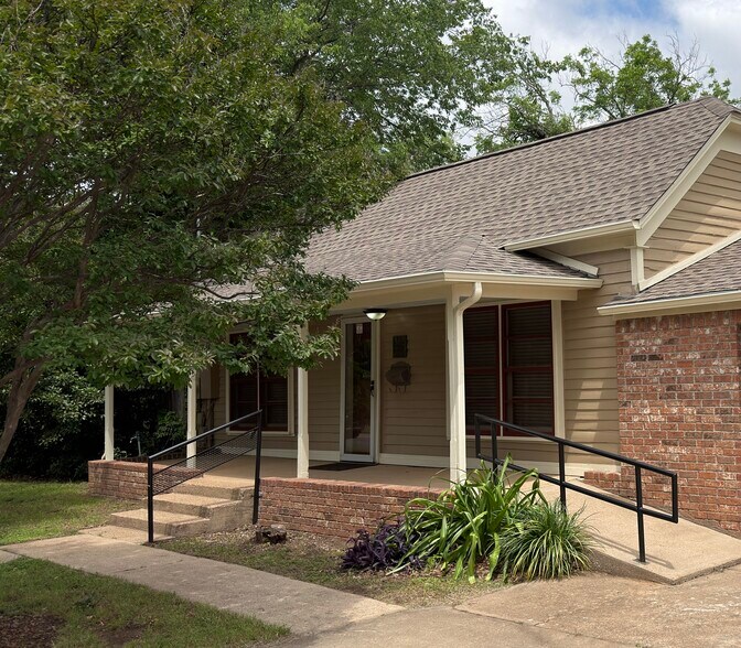 More Photos Of 902 W Pearl St, Granbury Office For Lease