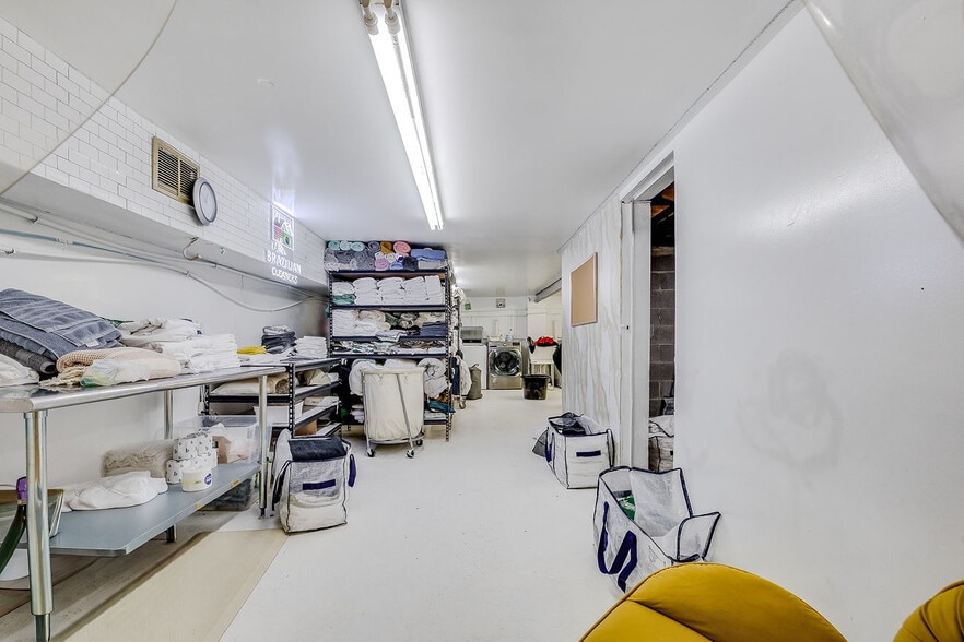 More Photos Of 302 W Victory Dr, Savannah Freestanding For Sale