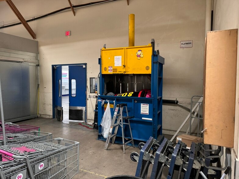 More Photos Of 20220-20222 US Highway 18, Apple Valley Supermarket For Lease