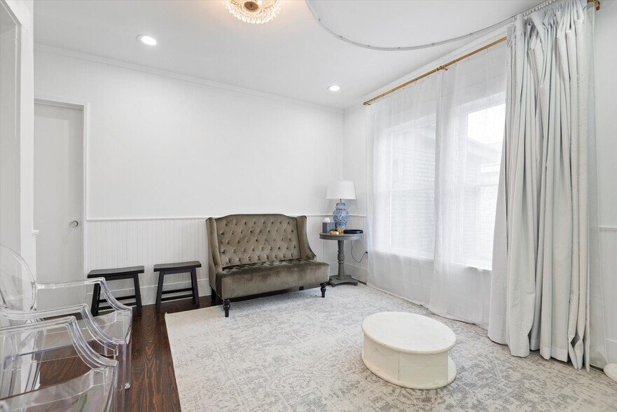More Photos Of 119 Magnolia Blvd, Magnolia Office For Sale