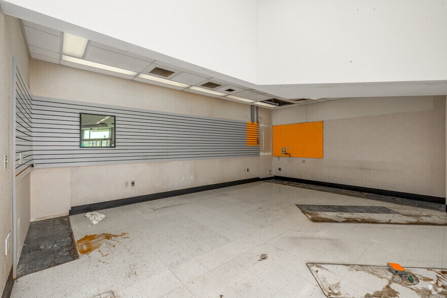 More Photos Of 1555 S Broadway, Wichita Drugstore For Sale