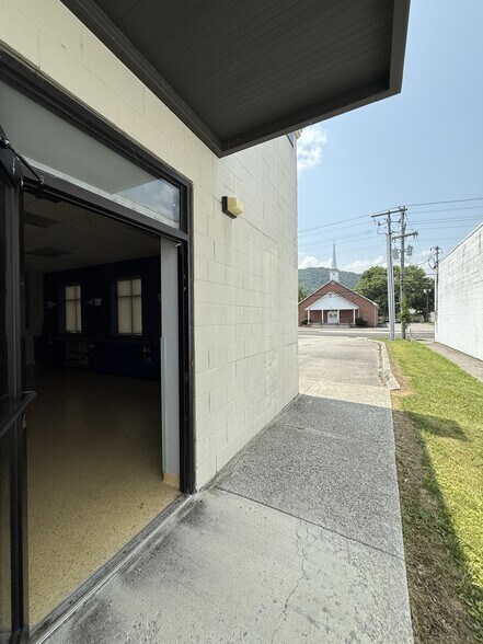 More Photos Of 305 River Dr, LaFollette Medical For Sale