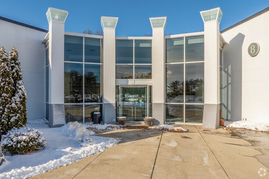 More Photos Of 8 Griffin Rd N, Windsor Office For Sale