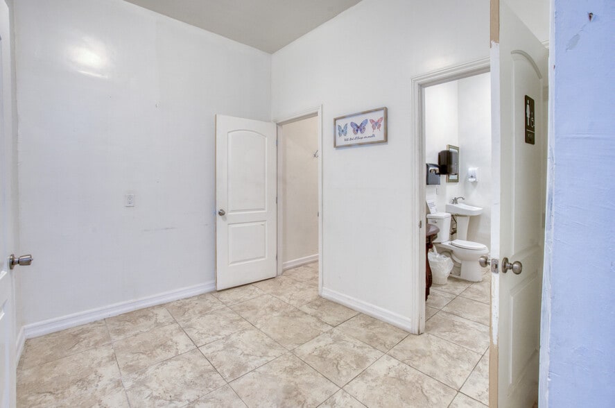 More Photos Of 11123 S Western Ave, Los Angeles Office For Sale