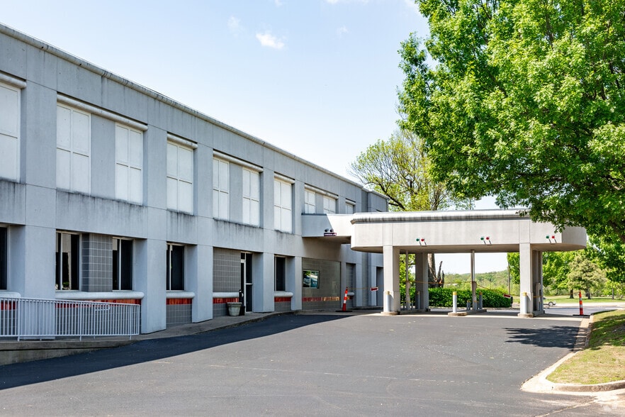 More Photos Of 7127-7133 Riverside Pky, Tulsa Office For Sale