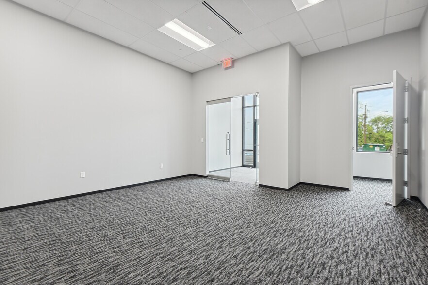 More Photos Of 5440 Cherokee Ave, Alexandria Showroom For Lease