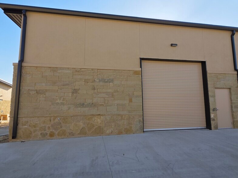 More Photos Of 401 Chitalpa St, Leander Industrial For Lease