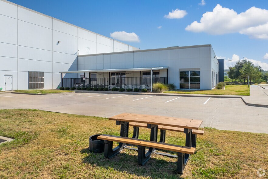 More Photos Of 4715 Mountain Creek Pky, Dallas Manufacturing For Lease
