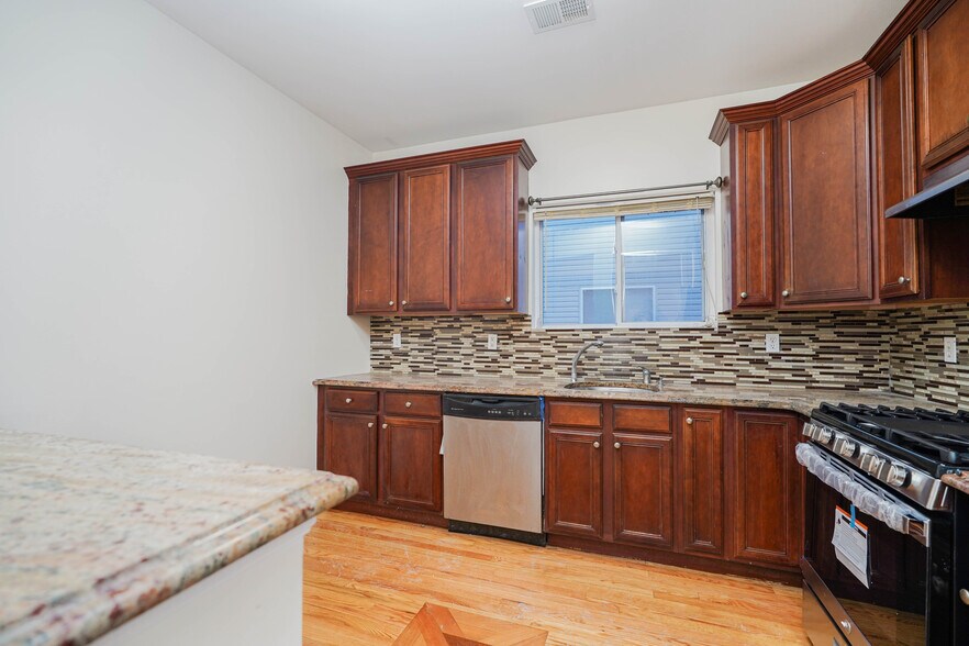 More Photos Of 1330-1332 Rockland Ave, Staten Island Medical For Sale