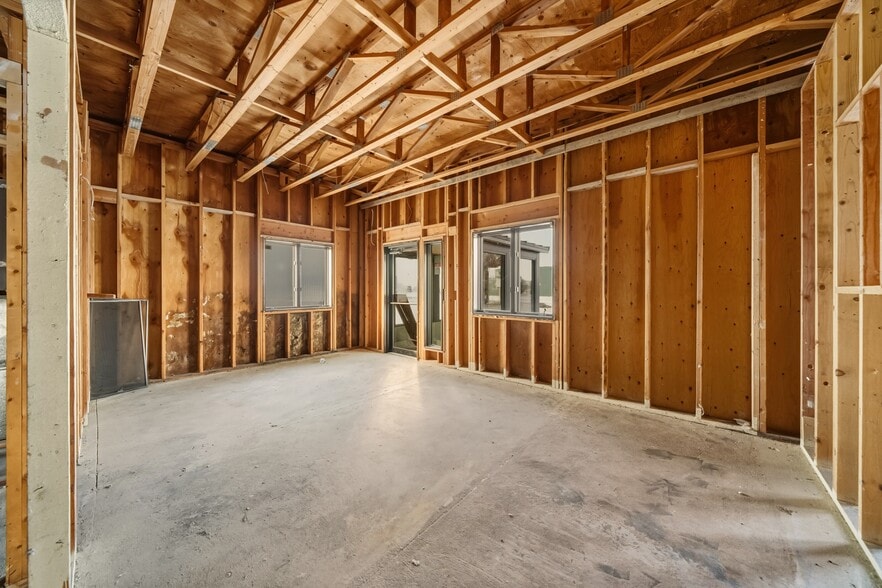 More Photos Of 189 Arden Dr, Belgrade Industrial For Lease