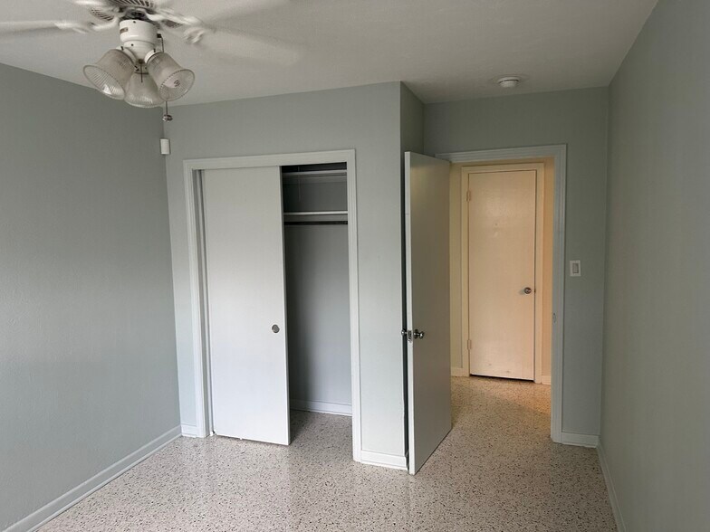 More Photos Of 3111 26th St W, Bradenton Flex For Sale