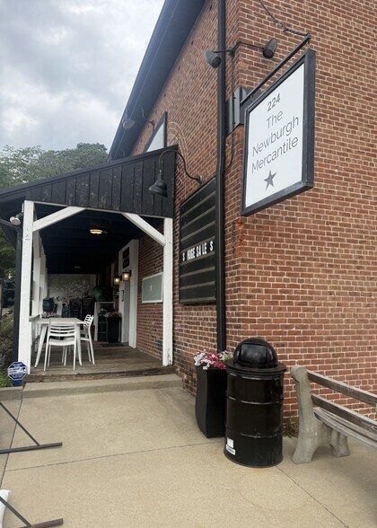 More Photos Of 224 W Jennings St, Newburgh Freestanding For Sale