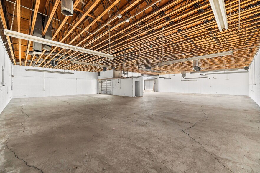More Photos Of 800 S Vella Rd, Palm Springs Warehouse For Lease