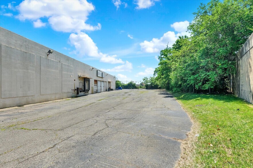 More Photos Of 6900 Lindbergh Blvd, Philadelphia Distribution For Lease