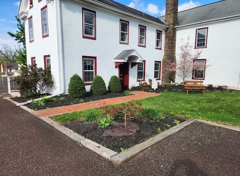 More Photos Of 46 Hilltown Pike, Line Lexington Office For Sale