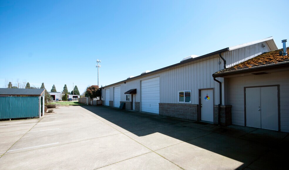 More Photos Of 2053 Laura St, Springfield Showroom For Lease