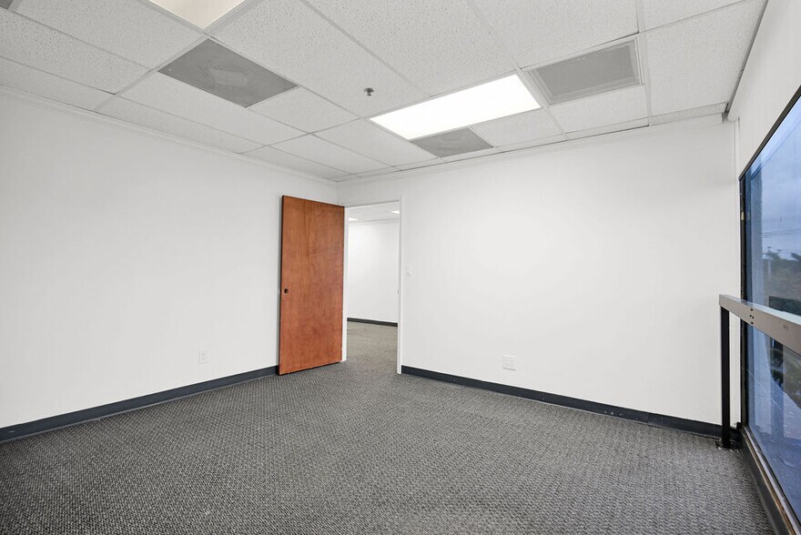 More Photos Of 2691 E Oakland Park Blvd, Fort Lauderdale Office Residential For Lease