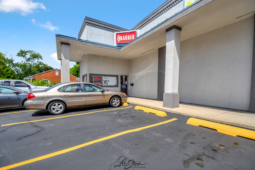 More Photos Of 800 Theodore, Crest Hill Convenience Store For Sale