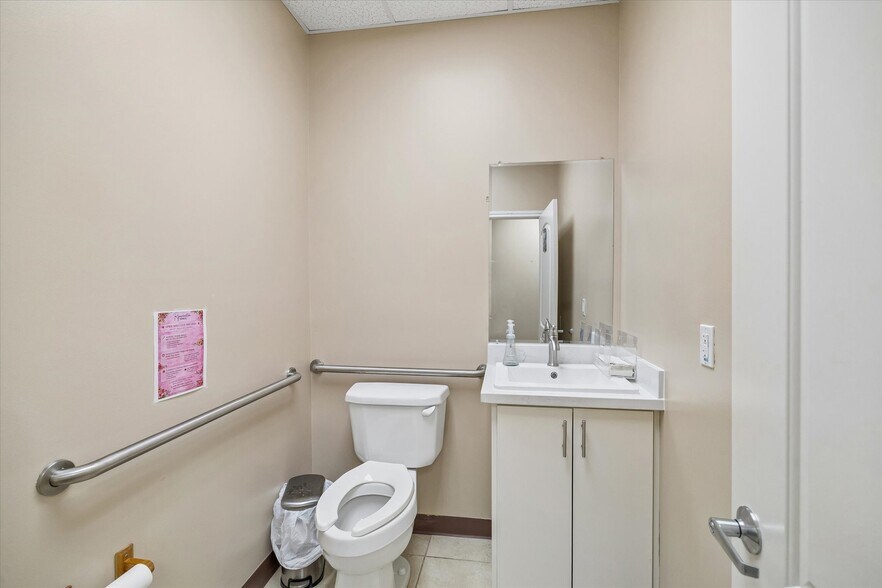 More Photos Of 5119 Fairmont Pky, Pasadena Medical For Lease