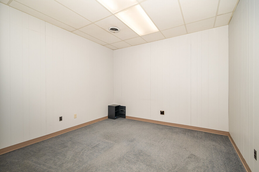 More Photos Of 3718 Old Battleground Rd, Greensboro Flex For Sale