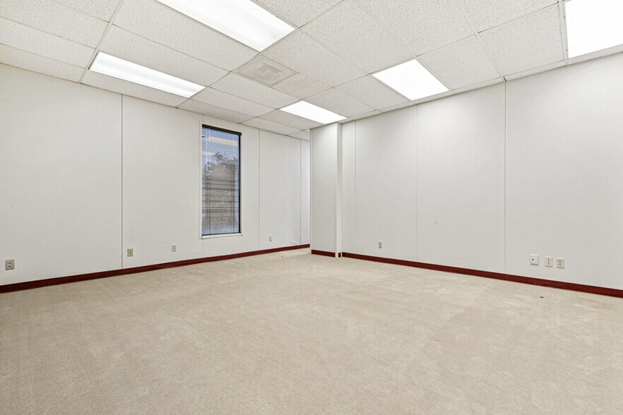 More Photos Of 1301 Northwest Hwy, Garland Office For Sale
