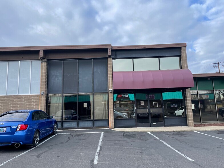 More Photos Of 820 S Central Ave, Medford Freestanding For Lease