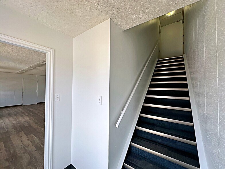 More Photos Of 8127 Fraser Av, Fort McMurray Service For Lease