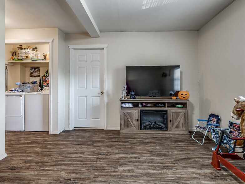 More Photos Of 940 N Ross Ave, Dewey Multifamily For Sale