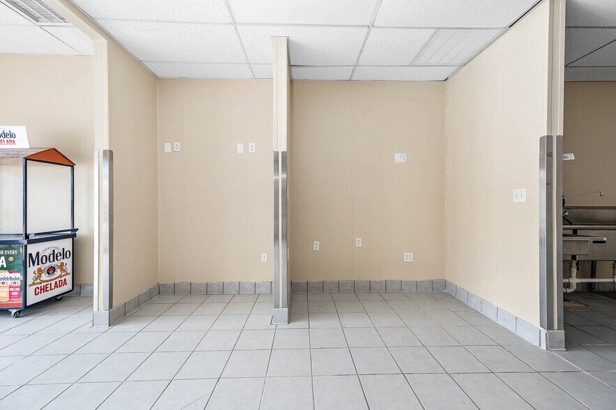 More Photos Of 1417 7th St, Bay City Storefront For Lease
