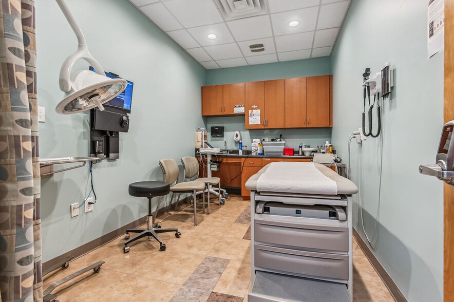 More Photos Of 4275 Western Blvd, Jacksonville Medical For Sale