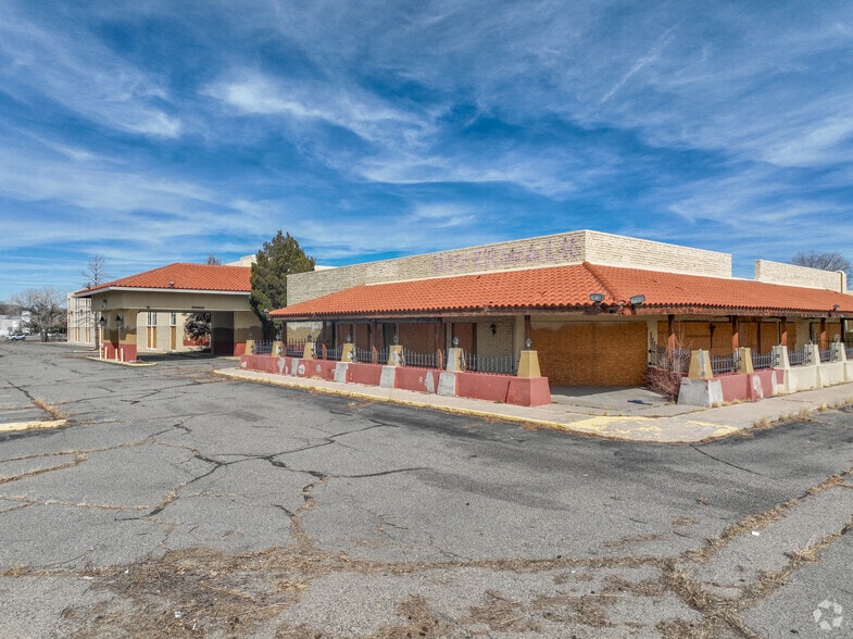 More Photos Of 700 Scott Ave, Farmington Hotel For Sale