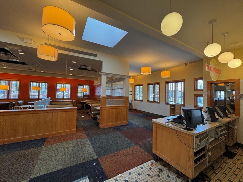 More Photos Of 2949 Dixie Hwy, Hamilton Restaurant For Sale